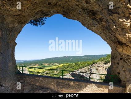 Vues encadrées sur la campagne à travers la grotte ouverte appelée Ventano del Diablo, Castilla La Mancha, Espagne Banque D'Images
