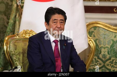 Le Premier ministre japonais Shinzo Abe lors des entretiens bilatéraux avec le président russe Vladimir Poutine au Kremlin, le 27 avril 2017 à Moscou, Russie. Banque D'Images