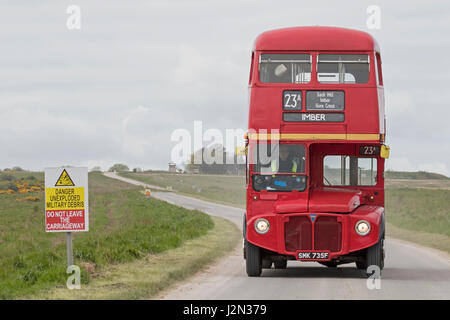 London Bus Routemaster rouge dans la plaine de Salisbury gammes militaires en direction de Imber Village, la plaine de Salisbury, Wiltshire, Angleterre Banque D'Images