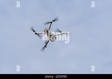 Kiev, Ukraine - le 29 avril 2017 : Drone DJI quadrocopter Mavic Pro voler contre le fond de ciel. L'outil de sécurité aérienne pour photo et vidéo. Banque D'Images