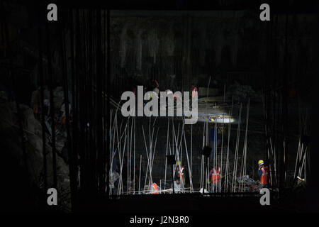 Le travail de nuit par l'éclairage sur un chantier à Patan, Katmandou, Népal Banque D'Images