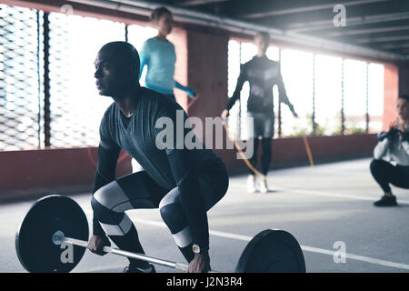 Voir l'athlète d'origine afro-américaine de graves et d'haltères de levage à l'avant d'émotion. Copyspace Banque D'Images