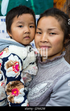 Matang, Village Gejia du Guizhou, en Chine. Mère et fille. Banque D'Images