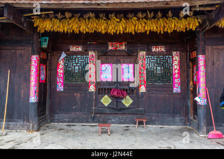 Matang, Village Gejia du Guizhou, en Chine. Entrée de maison privée dans Village avec Fête du printemps (Nouvel An) morte. Banque D'Images