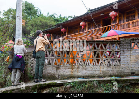 Matang, Village Gejia du Guizhou, en Chine. Les touristes de prendre Photo de maison de village. Banque D'Images