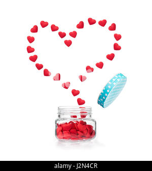 Les petits coeurs rouges flying out of glass jar, poussant ouvrir le couvercle en pointillé bleu, formant grand coeur isolé sur fond blanc de forme Banque D'Images