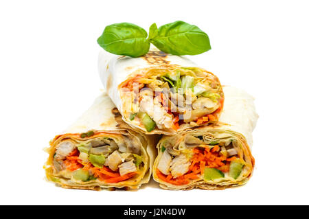 La nourriture traditionnelle du Moyen-Orient - shawarma. Poulet farci de Lavash, légumes, champignons et sauce. Isolé sur fond blanc. Banque D'Images