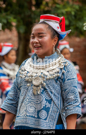 Matang, Village Gejia du Guizhou, en Chine. Jeune femme en costume traditionnel. Banque D'Images