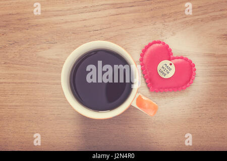 L'impression avec coeur Made With Love bouton et tasse de café sur la table de bois, bon pour la saint valentin ou une occasion spéciale Banque D'Images