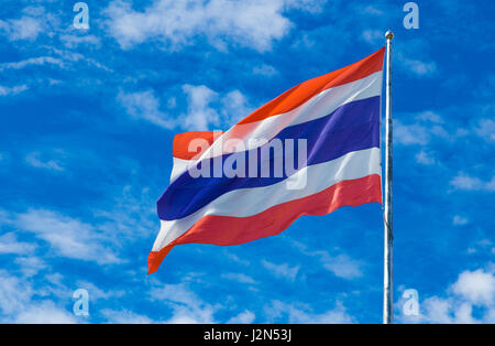 Drapeau national de la Thaïlande sur le drapeau de vent pôle contre fond de ciel bleu Banque D'Images