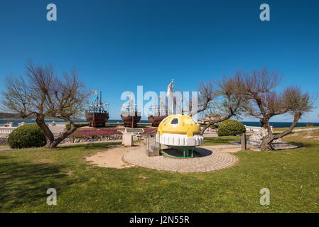 Santander, Espagne - 20 Avril 2017 : monuments à l'exploration de la mer dans le parc de La Magdalena, à Santander, Espagne Banque D'Images