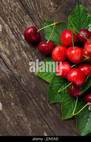 Les cerises les fruits d'été avec des feuilles fraîchement cueilli Vue du dessus avec copie espace Banque D'Images