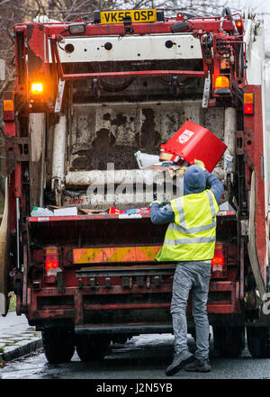 Collecte de refuge, collecte de recyclage, camion de poubelle, homme de poubelle, déchets Banque D'Images