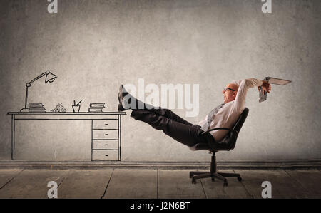 Pygargue à tête businessman relaxing in office Banque D'Images