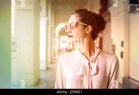 Elegant brunette woman in sunglasses Banque D'Images