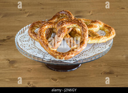 Bretzels salés soft Oktoberfest servi sur un plateau d'allemagne on wooden table Banque D'Images