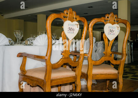 Chaises de mariage avec M. et Mme sur l'chairback Banque D'Images