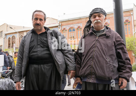 Province de Téhéran- IRAN-17 mars 2016 Portrait de deux vieux vendeurs kurdes dans la rue urbaine de Téhéran Banque D'Images