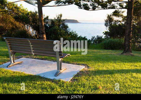 Le banc d'un parc avec une vue sur l'océan à Hallidays Point, NSW, Australie Banque D'Images