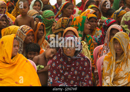 Les femmes bénéficiant d'un programme culturel détient au Burigoalini à l'occasion de passer de la distribution et la sensibilisation parmi les chasseurs de miel au Banque D'Images