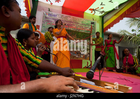 Un programme culturel détient au Burigoalini à l'occasion de la transmission de la distribution des livres et la sensibilisation parmi les chasseurs de miel dans les Sundarbans, une ONU Banque D'Images