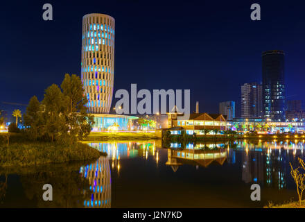 Batumi, Géorgie - 03 octobre, 2016 : vue sur maison de Justice dans la nuit. Le bâtiment, conçu par l'architecte italien Michele De Lucchi. Il a été ouverte Banque D'Images