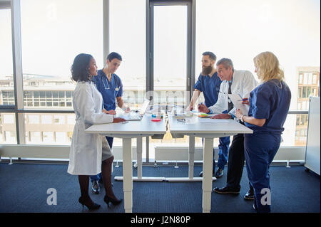 Équipe de médecins communication lors d'une réunion dans un hôpital. L'équipe médicale multi ethnic Banque D'Images