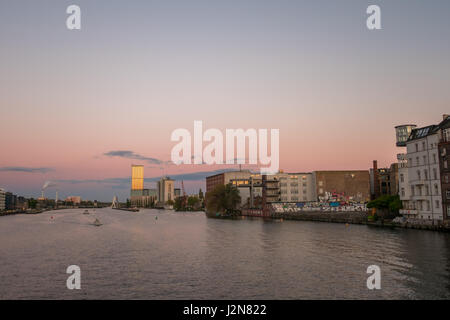 Bateaux sur la rivière Spree pendant le coucher du soleil - toits de Berlin Banque D'Images