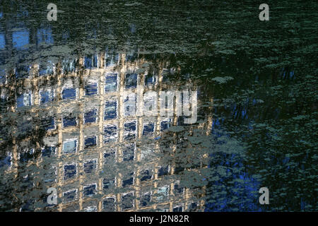 Reflet du Lac : Ancien gratte-ciel dans la ville de Hambourg, Allemagne Banque D'Images