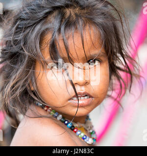 Image d'illustration. Pondicherry, Tamil Nadu, Inde - 21 avril 2014. Enfant pauvre avec triste sentiment, dans la rue Banque D'Images