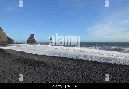 Les piles de la mer Noire situé sur la rive de la plage de Reynisfjara qui jouit en Islande. Banque D'Images