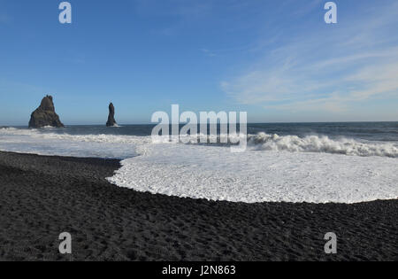 Belle Mer de Reynisdrangar stacks situé juste à côté de la rive de la plage de Reynisfjara qui jouit en Vik l'Islande. Banque D'Images