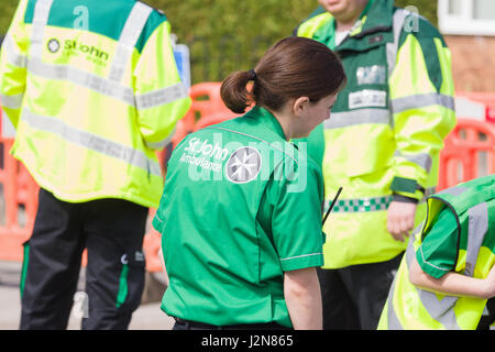 Les membres bénévoles de l'Ambulance Saint-Jean, un organisme de bienfaisance constitué de personnel médical bénévole qui donne les premiers soins et la formation de couverture Banque D'Images