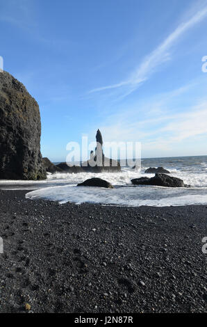 Les piles de la mer de Reynisdrangar pittoresque situé près de la côte de Vik l'Islande. Banque D'Images