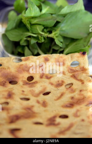 Petit-déjeuner à l'office iranien avec fromage et pain Sangak Banque D'Images