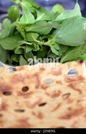 Petit-déjeuner à l'office iranien avec fromage et pain Sangak Banque D'Images