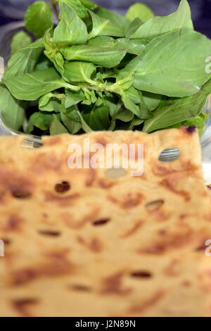 Petit-déjeuner à l'office iranien avec fromage et pain Sangak Banque D'Images