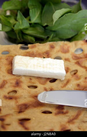 Petit-déjeuner à l'office iranien avec fromage et pain Sangak Banque D'Images