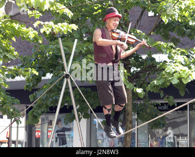 Artiste de la rue Buchanan Street Glasgow violoniste funambule fiddler Banque D'Images