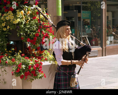 Dame piper cornemuse street entertainer Buchanan Street Glasgow Banque D'Images