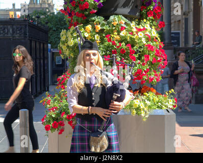 Artiste de la rue Buchanan Street Glasgow style collège américain des années 50 band Banque D'Images