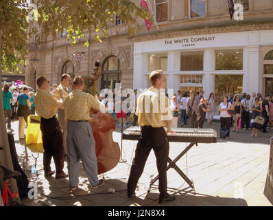 Artiste de la rue Buchanan Street Glasgow style collège américain des années 50 band Banque D'Images