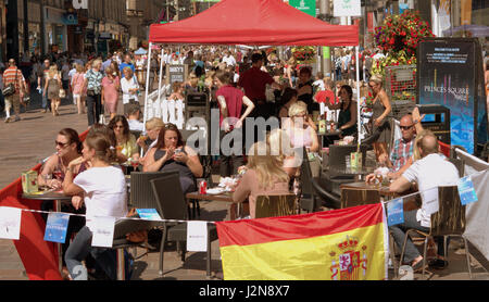 Glasgow Samedi shopping restaurants en plein air tables et chaises Banque D'Images