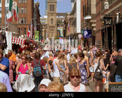 Scènes de rue ensoleillée shopping Glasgow Merchant City Festival Banque D'Images