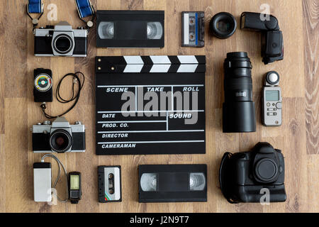 Vue de dessus ancienne rétro et moderne équipement sur des planches en vue de dessus Banque D'Images