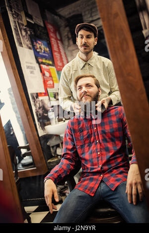 Coiffure masculine contrôle de barbe symétrie sur client Banque D'Images