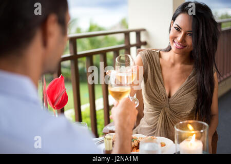 Jeune couple drinking wine annonce toasting pendant un dîner romantique Banque D'Images