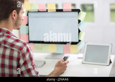 À l'homme moderne bureau à à surveiller avec sticky note Banque D'Images