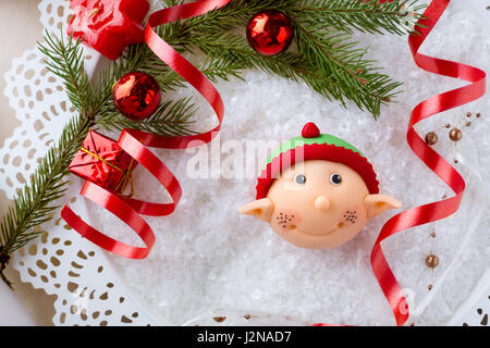 Santa helper sur fond de décoration cupcake Banque D'Images