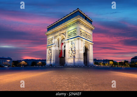 Arc de Triomphe et des Champs Elysées, les points de repère dans le centre de Paris, au coucher du soleil. Paris, France Banque D'Images